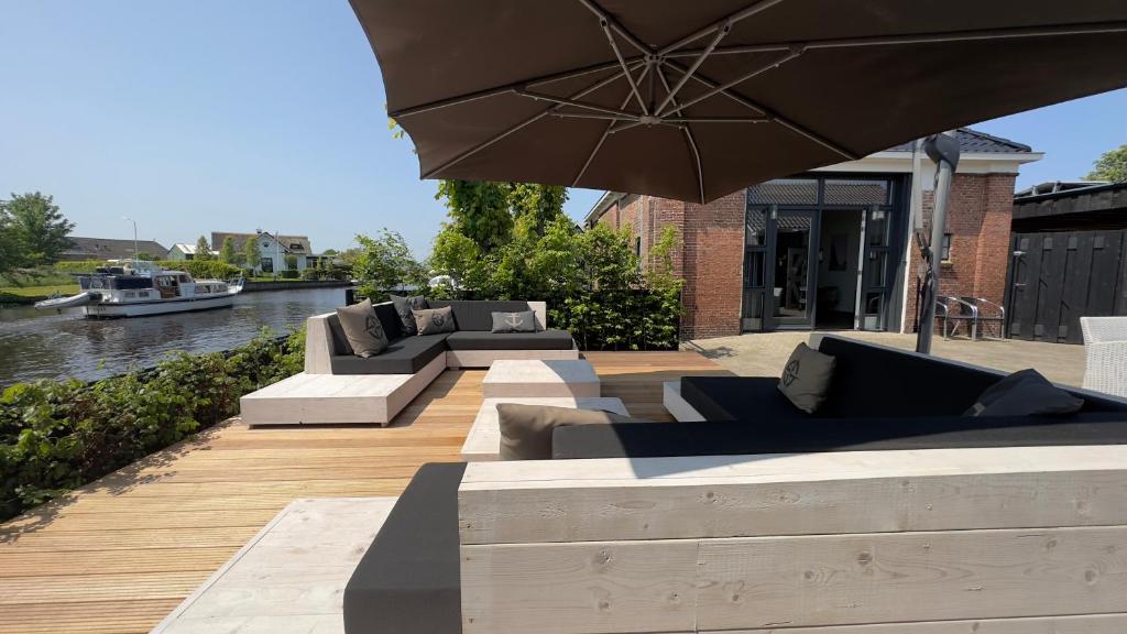 PUUR Eastermar - monumentaal, authentiek en luxe koetshuis aan open vaarwater met jacuzzi photo 2