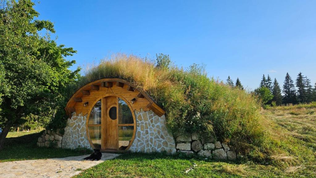 Mountain bungalows and a Hobbit House - Jazavčije Rupe