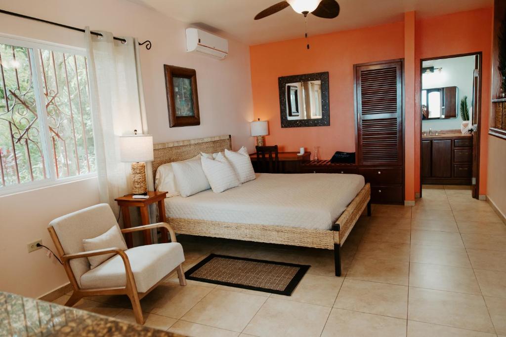 Wiona of Villa Paraiso / Beachfront Villa & Pool photo 4