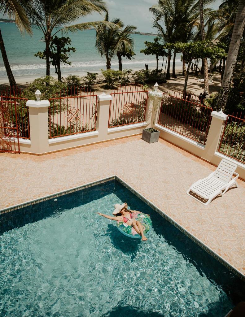 Wiona of Villa Paraiso / Beachfront Villa & Pool photo 1
