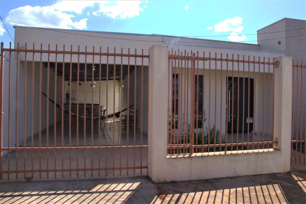 Casa com 03 quartos tendo 02 com ar condicionado no asfalto a 1,5 km do centro photo 1