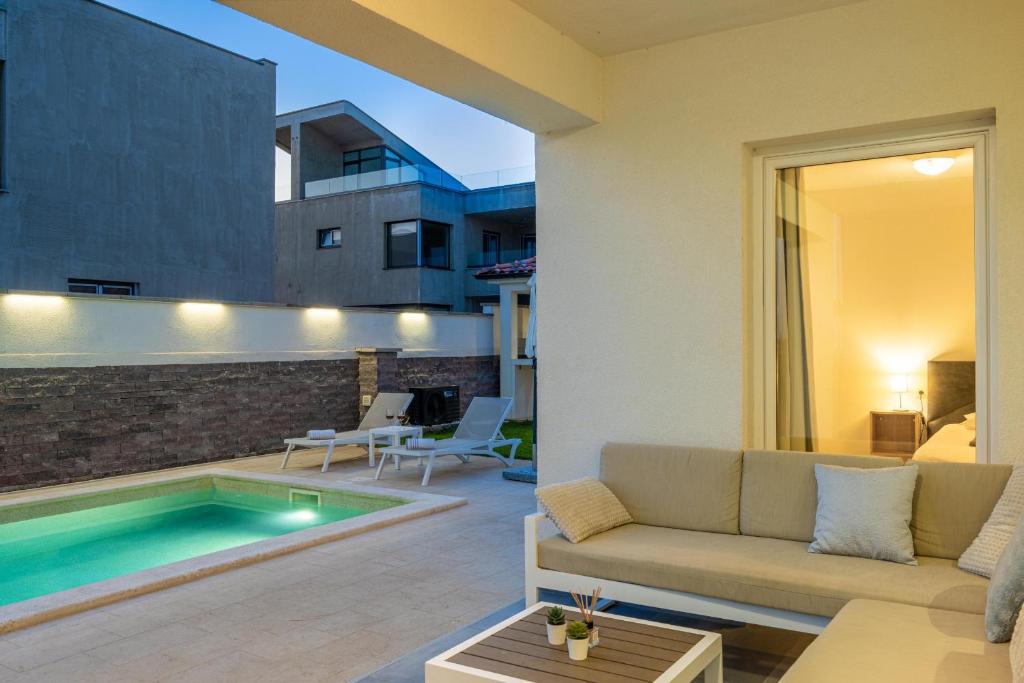 Villa Sunsea with heated pool photo 3