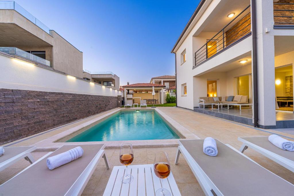 Villa Sunsea with heated pool photo 2