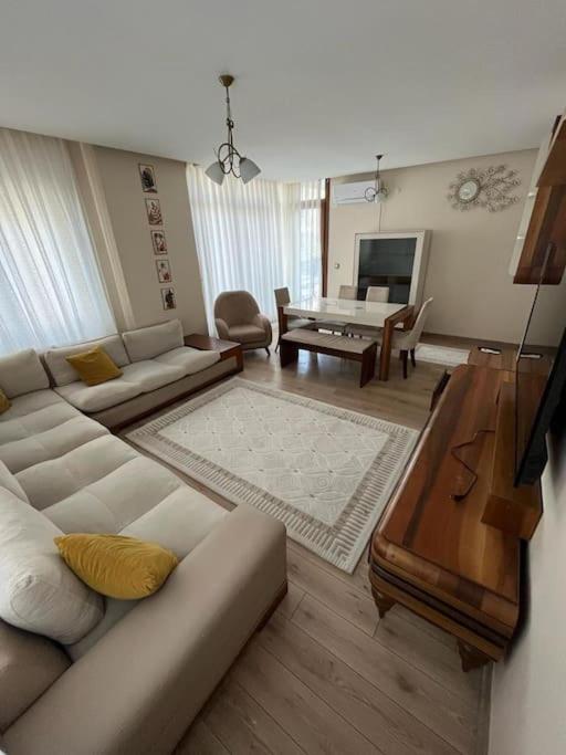 Luxury Apartment In The Center 7 Min Walking Distance to Metrobus photo 1