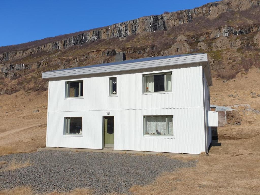 Hóll photo 2