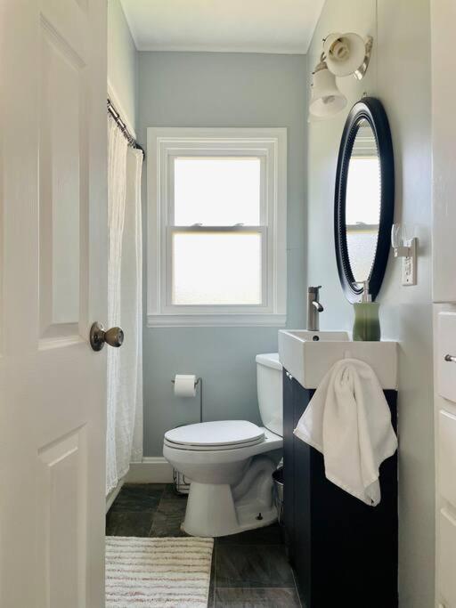 Green Roof Inn - Centrally Located 2BR/1BA Home photo 4