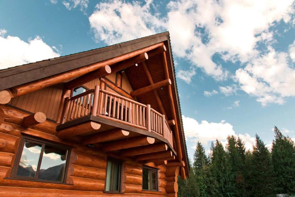 Revelstoke House Luxury Log House at Base of Resort photo 1