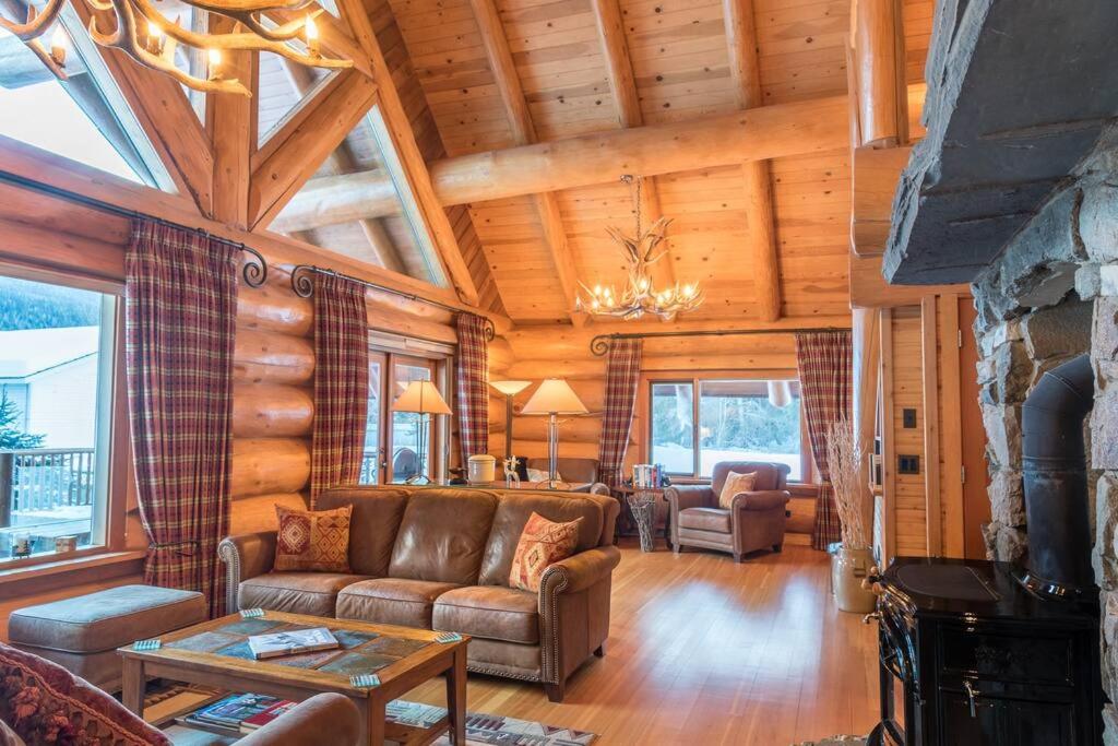 Revelstoke House Luxury Log House at Base of Resort photo 3