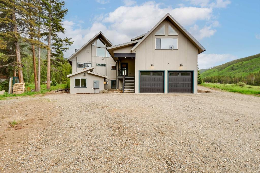 Blissful Blue River Getaway with Hot Tub and Fireplace photo 1