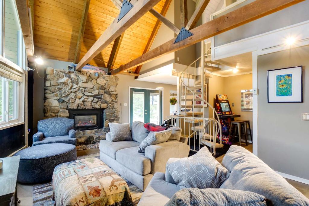 Blissful Blue River Getaway with Hot Tub and Fireplace photo 4