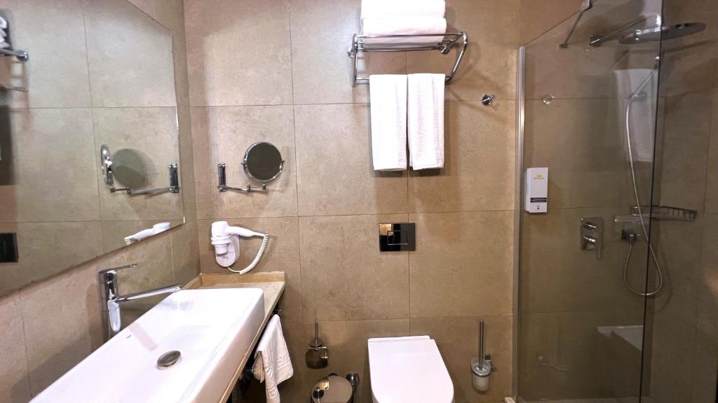 Crown Salamis Hotel photo 3