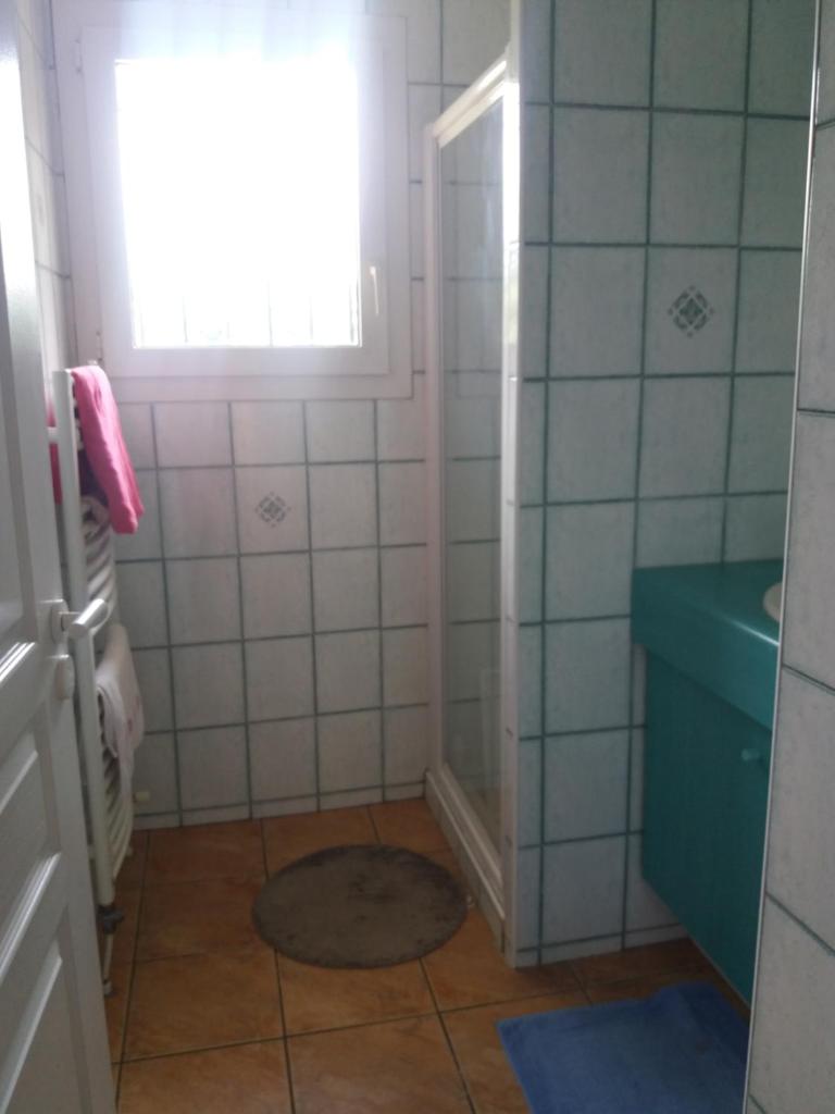 chambre dans maison avec piscine et cuisine photo 3