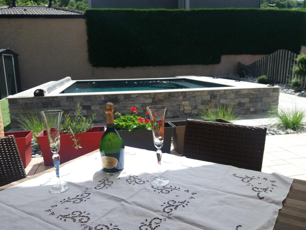 chambre dans maison avec piscine et cuisine photo 4