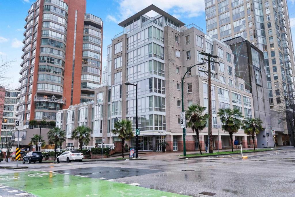 1BD+Den condo, with free parking in Downtown! photo 2