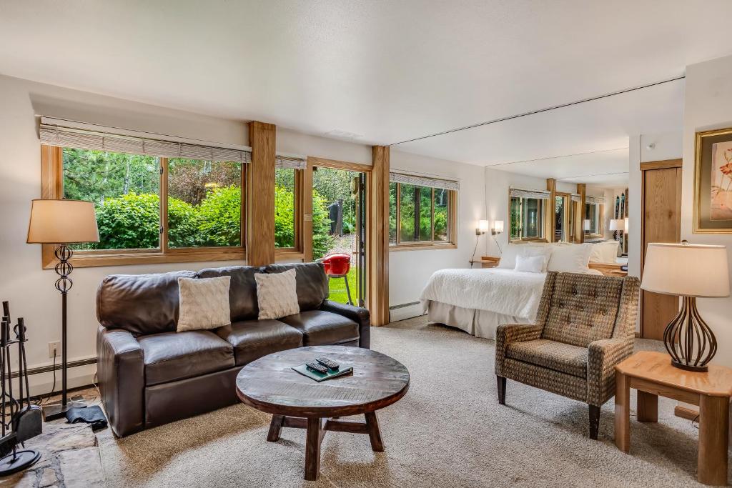 Laurelwood Condominiums 302 image