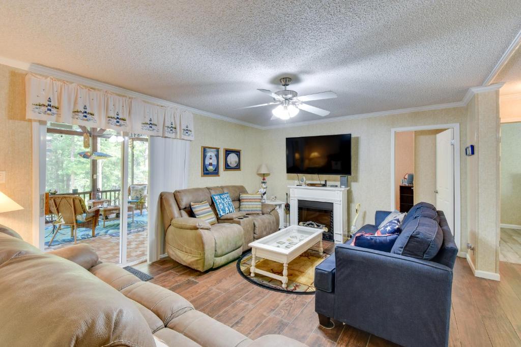 Lakefront Fair Play Vacation Rental, Pets Welcome! photo 2