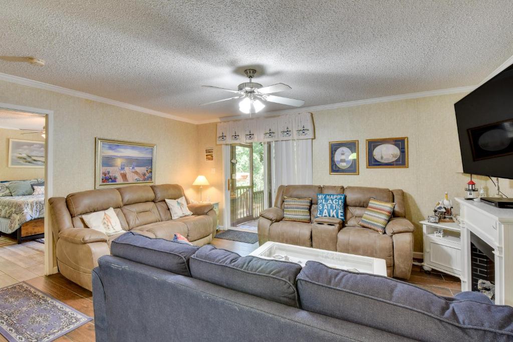 Lakefront Fair Play Vacation Rental, Pets Welcome! photo 3
