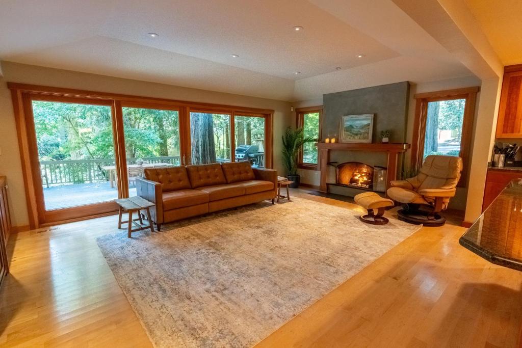 Bridle Trails Treehouse photo 4