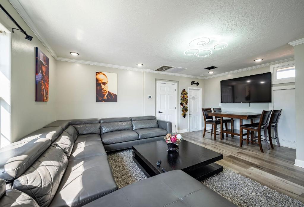 3BR HOME SLEEPS 8 DOWNTOWN Med CTR /pet/EV image