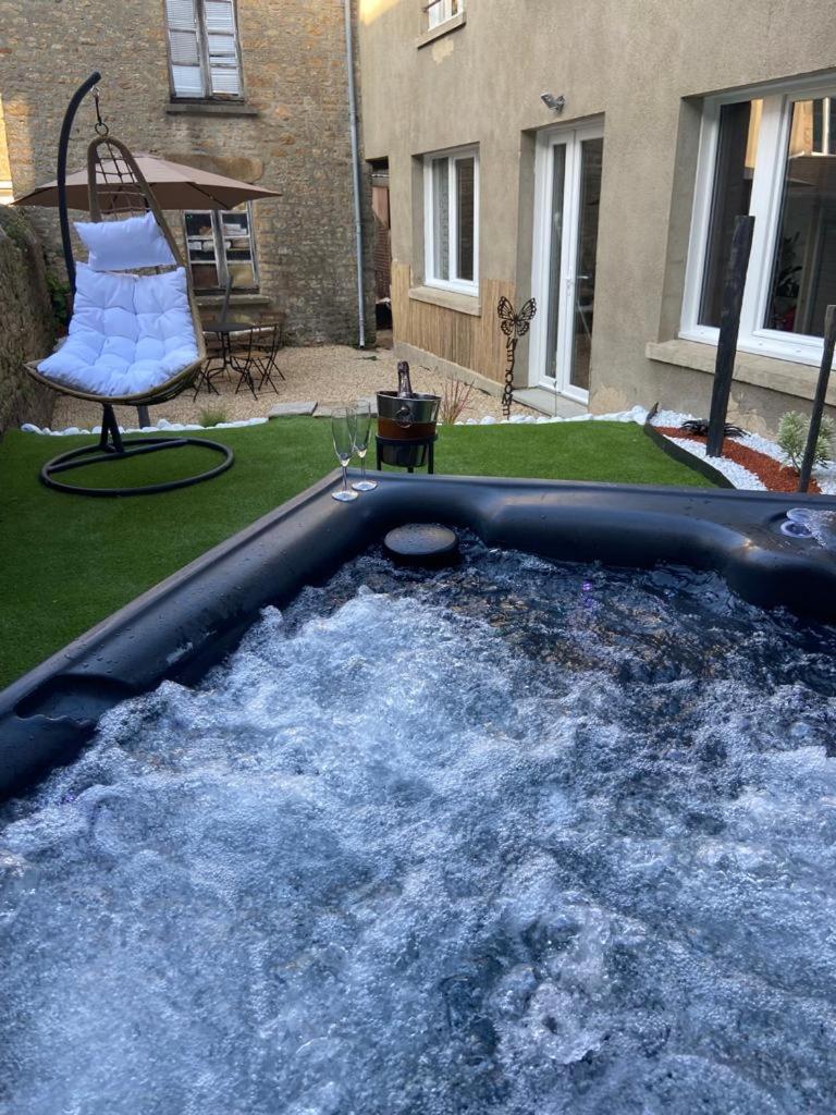 Beau Loft room proche mont saint Michel jaccuzi illimité en plein centre Avranches photo 3