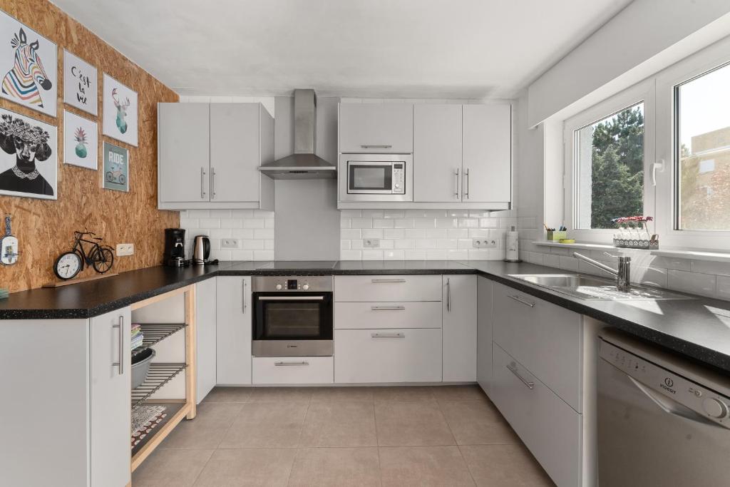 Ruime woning 10p met zonnige tuin & nabij strand photo 3