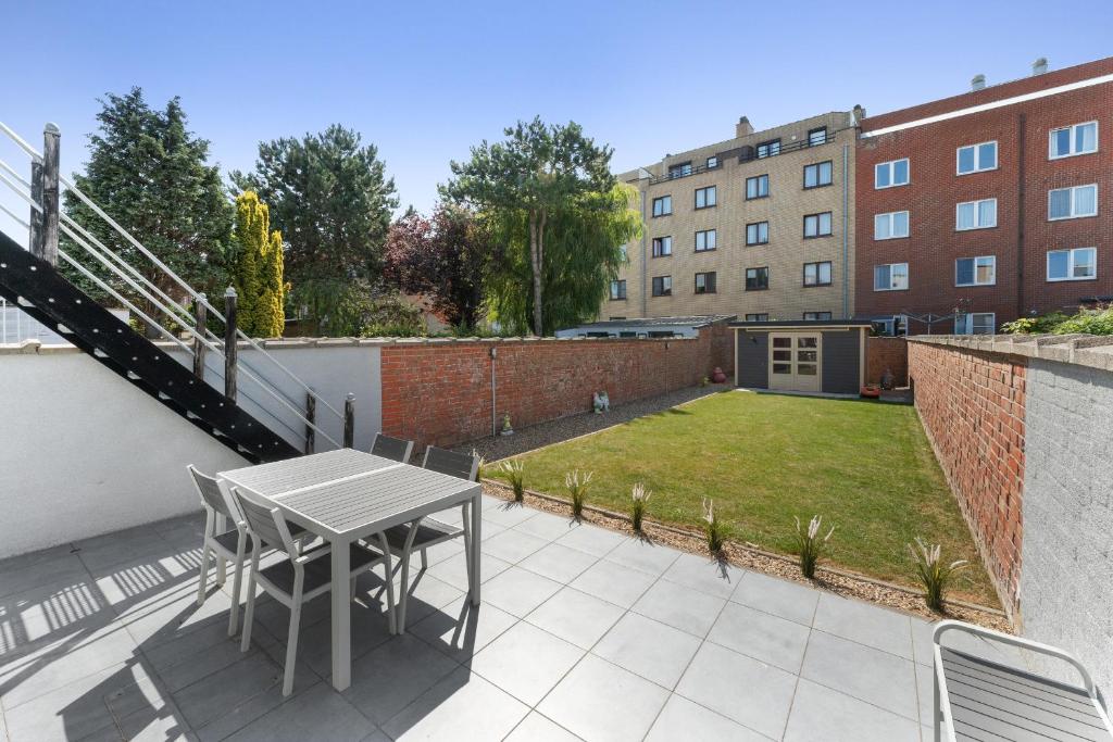 Ruime woning 10p met zonnige tuin & nabij strand photo 1