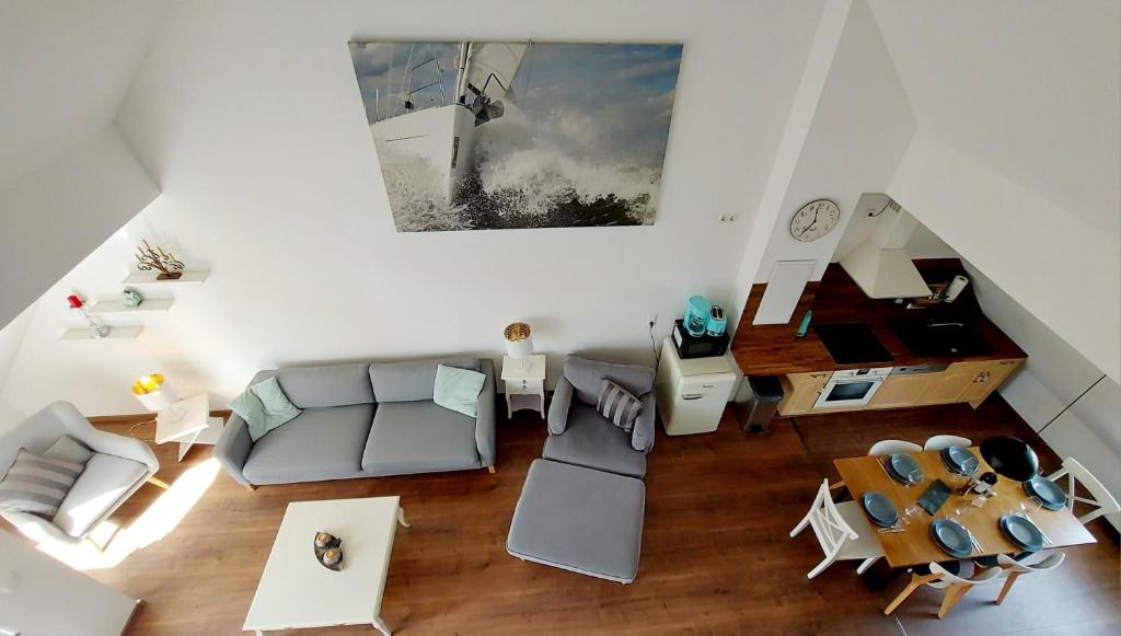 Hochwertige Ferienwohnung direkt am Wasser mit Balkon photo 4