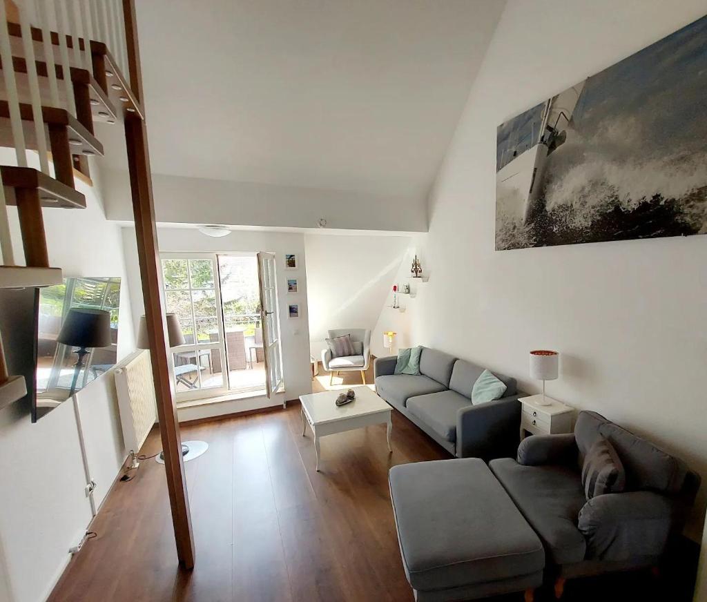 Hochwertige Ferienwohnung direkt am Wasser mit Balkon photo 3