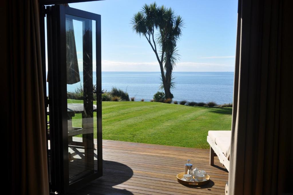 Adrift In Golden Bay Absolute Beachfront ADULTS ONLY photo 1