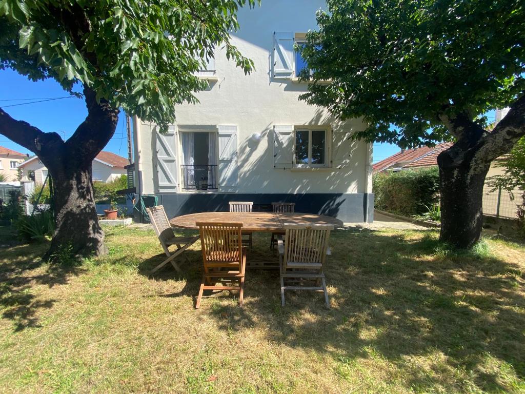 Maison avec jardin, ville et nature photo 4