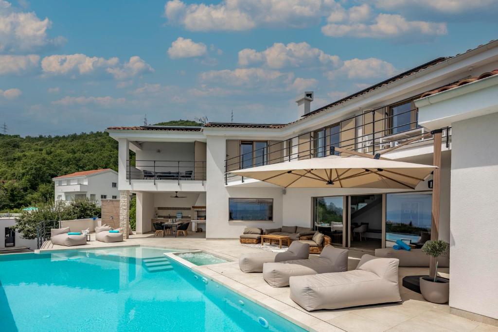 Luxury Villa Dana Indoor Pool and Sauna - Happy Rentals photo 1
