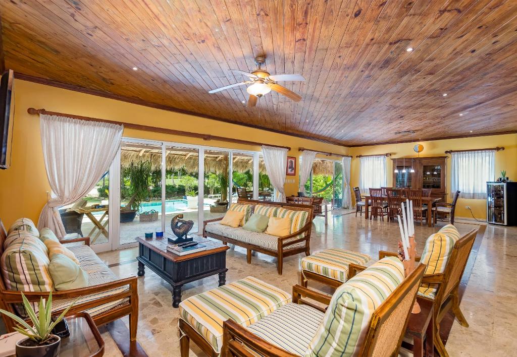 A Golf Lover's Dream Villa with 4 Bedrooms, Pool, Jacuzzi, and Maid photo 2