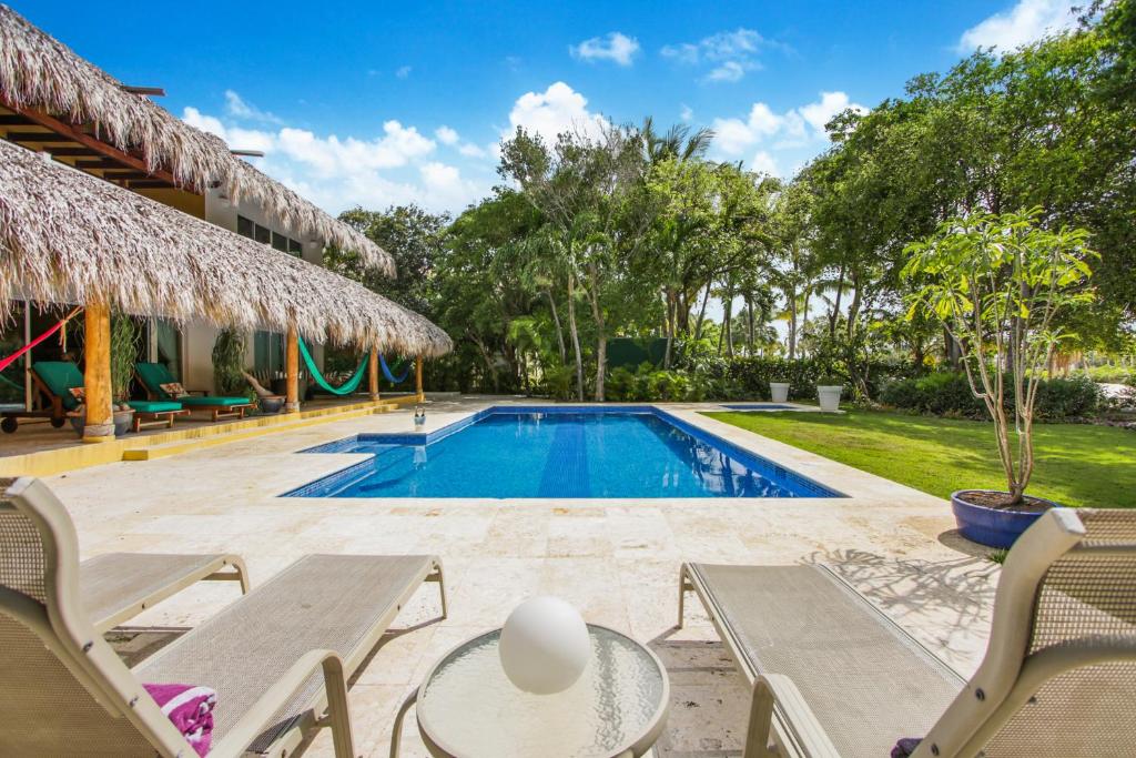 A Golf Lover's Dream Villa with 4 Bedrooms, Pool, Jacuzzi, and Maid photo 1