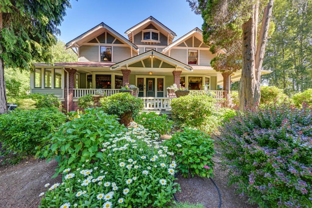 Historic Auburn House on 37 Acres with Private Lake! photo 1