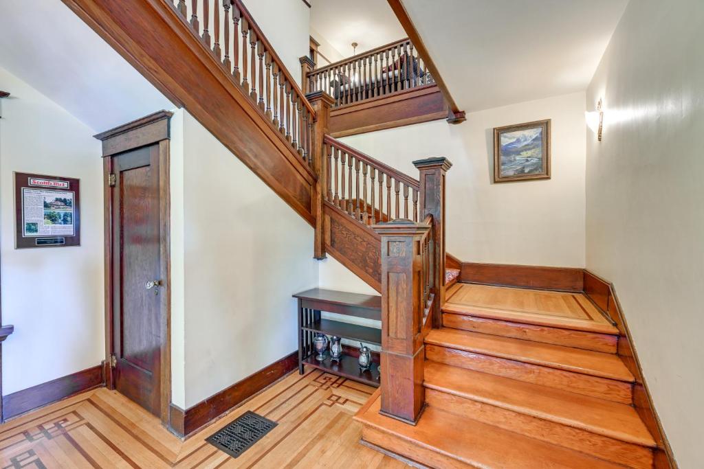 Historic Auburn House on 37 Acres with Private Lake! photo 4