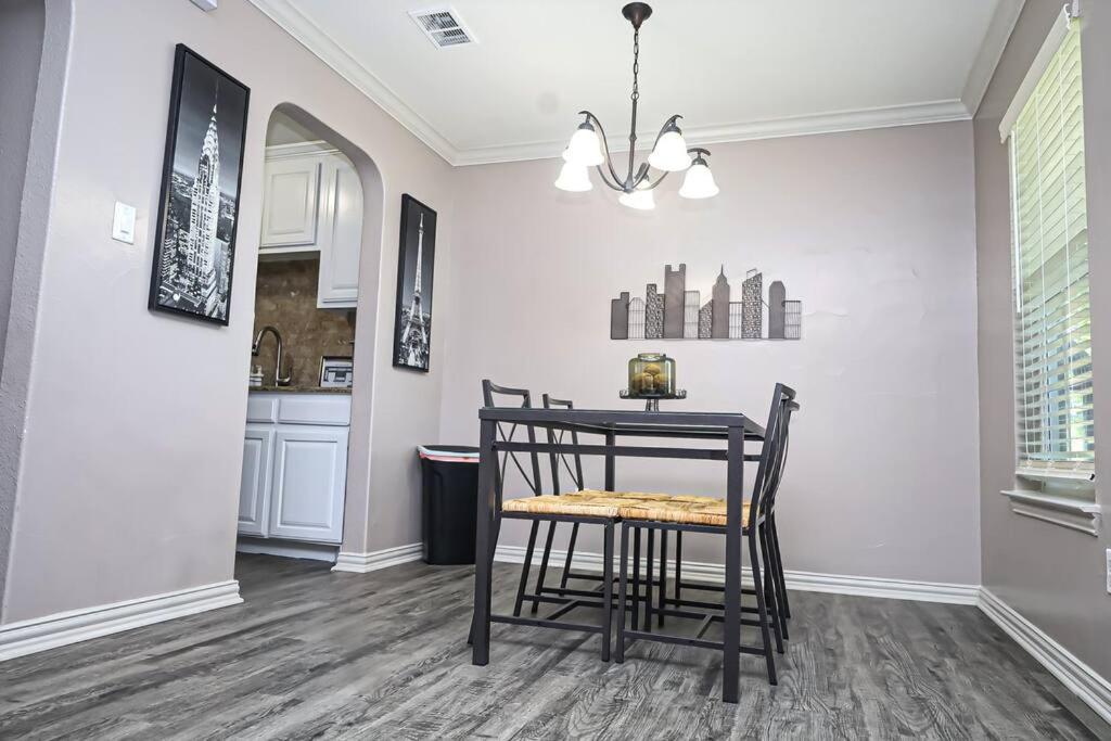 Comfy Two-Bedroom Apartment in Arlington photo 4