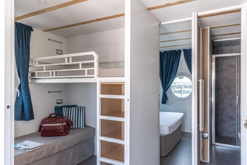 Marina del Gargano Houseboat photo 1