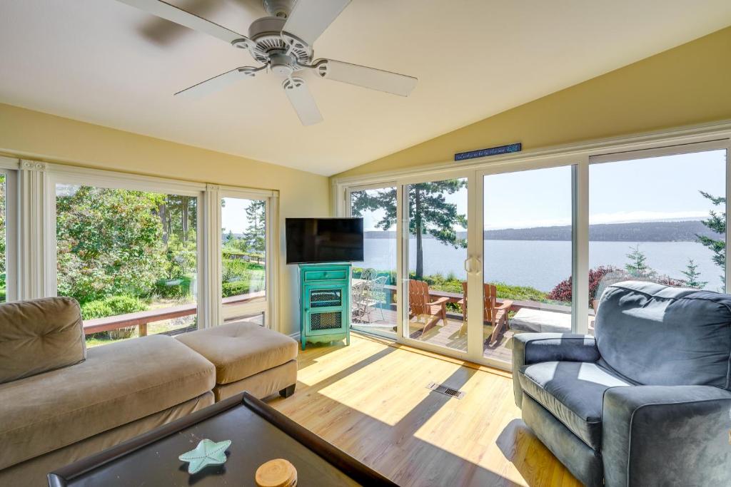 Cozy Langley Retreat Water Views and Beach Access photo 3