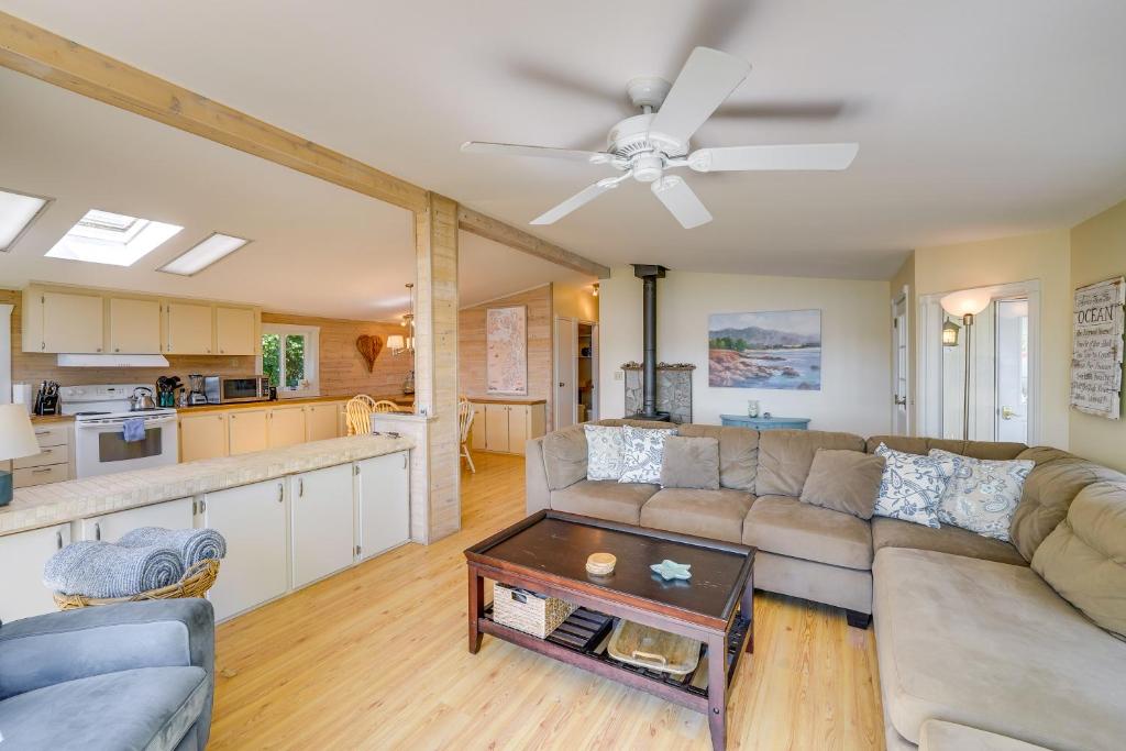 Cozy Langley Retreat Water Views and Beach Access photo 4