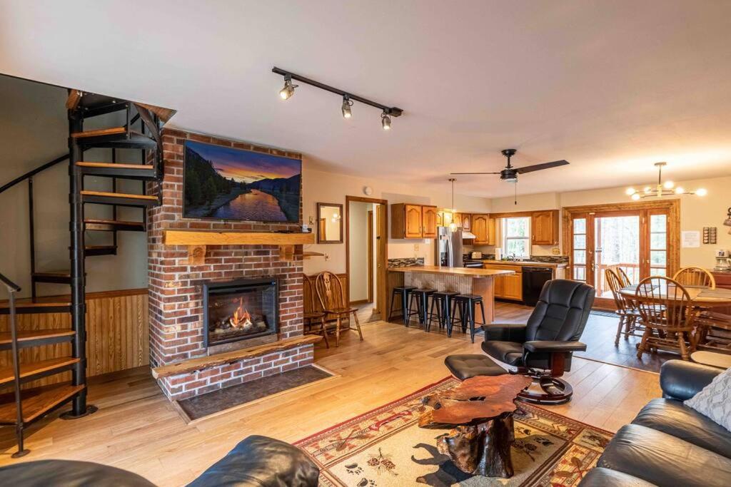 Pocono Chalet - Hot Tub - Game Room