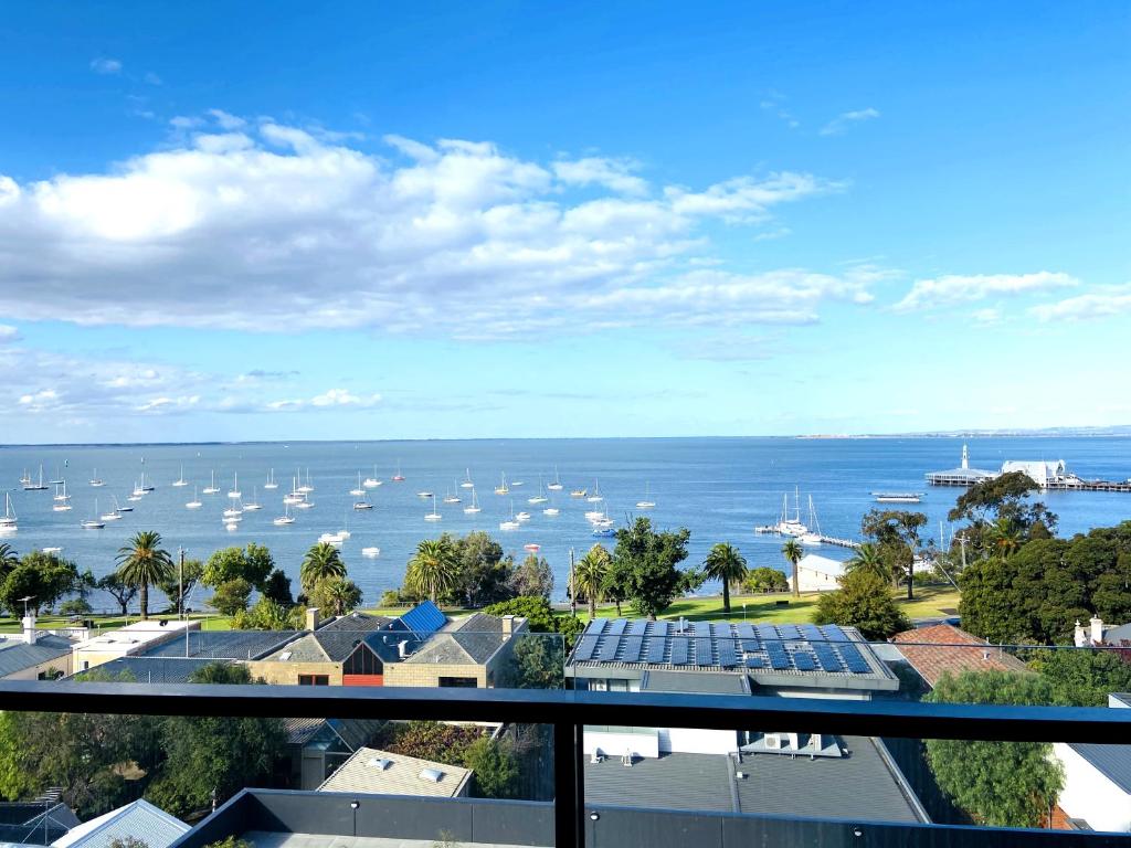 Modern apartment with water view in Geelong