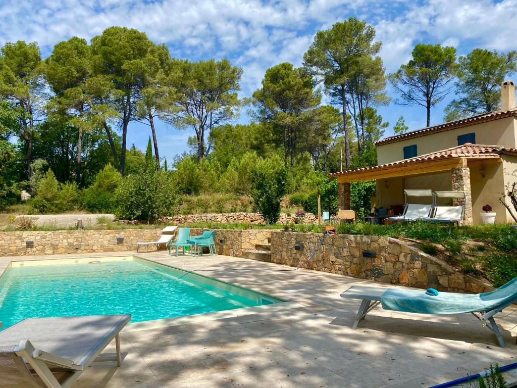 Mas provençal contemporain piscine et tennis