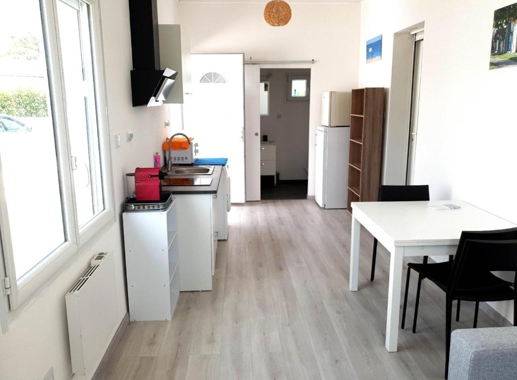 Beau logement avec terrasse, jacuzzi et terrain de pétanque privatif à 5 minutes de la plage photo 3