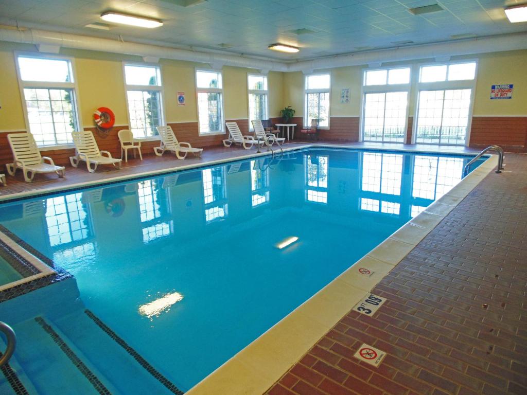 American Inn and Suites Houghton Lake photo 3
