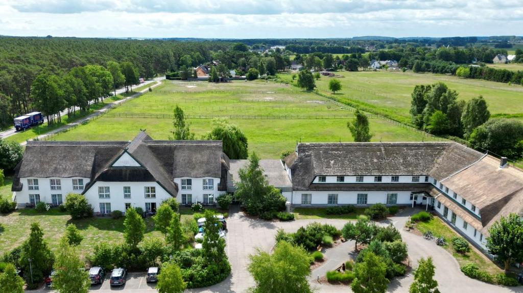 Friesenhof Hotel-Restaurant-Reitanlage photo 3