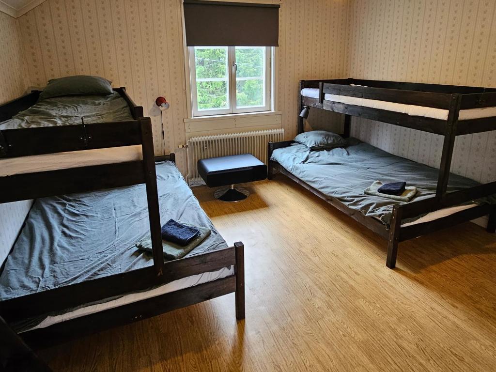 Mysigt hus med utsikt över fjäll och älv. photo 2