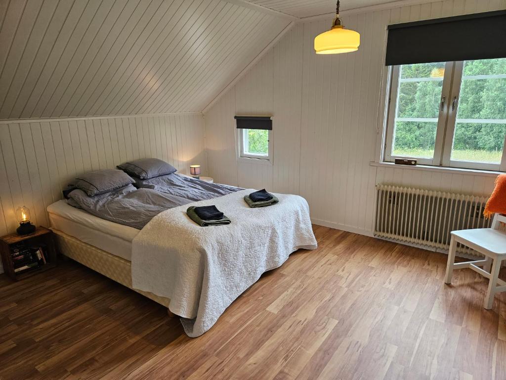 Mysigt hus med utsikt över fjäll och älv. photo 1