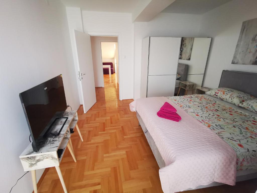 Riviera Apartments photo 3
