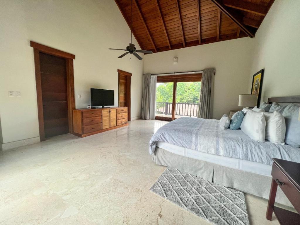 Spacious 6-Bedroom Villa with Pool, Jacuzzi, BBQ, and Resort Amenities in Casa de Campo photo 3