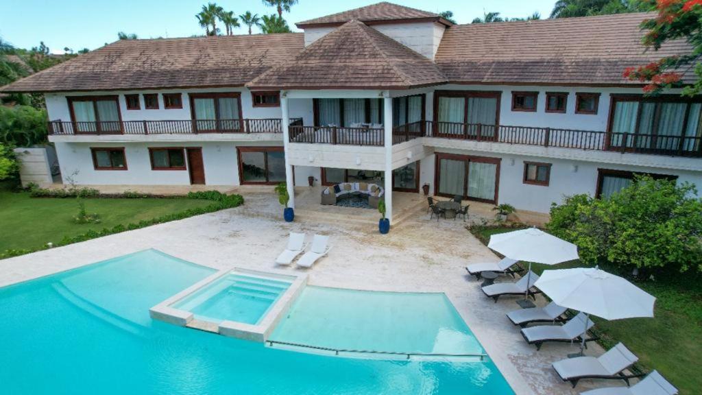 Spacious 6-Bedroom Villa with Pool, Jacuzzi, BBQ, and Resort Amenities in Casa de Campo